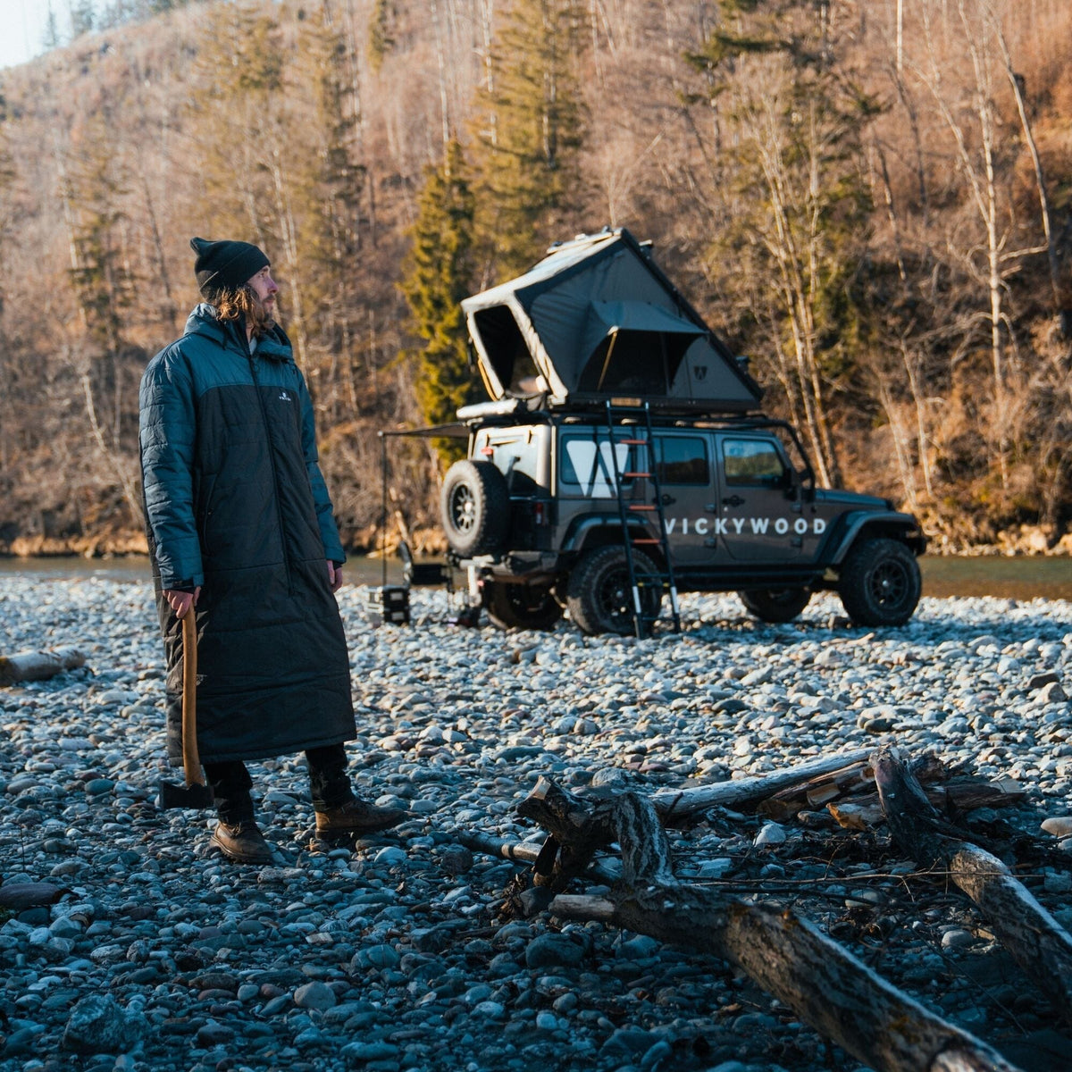 VOITED Premium Slumber Jacket for Camping, Vanlife & Indoor - Navy / Black / Navy Blankets VOITED