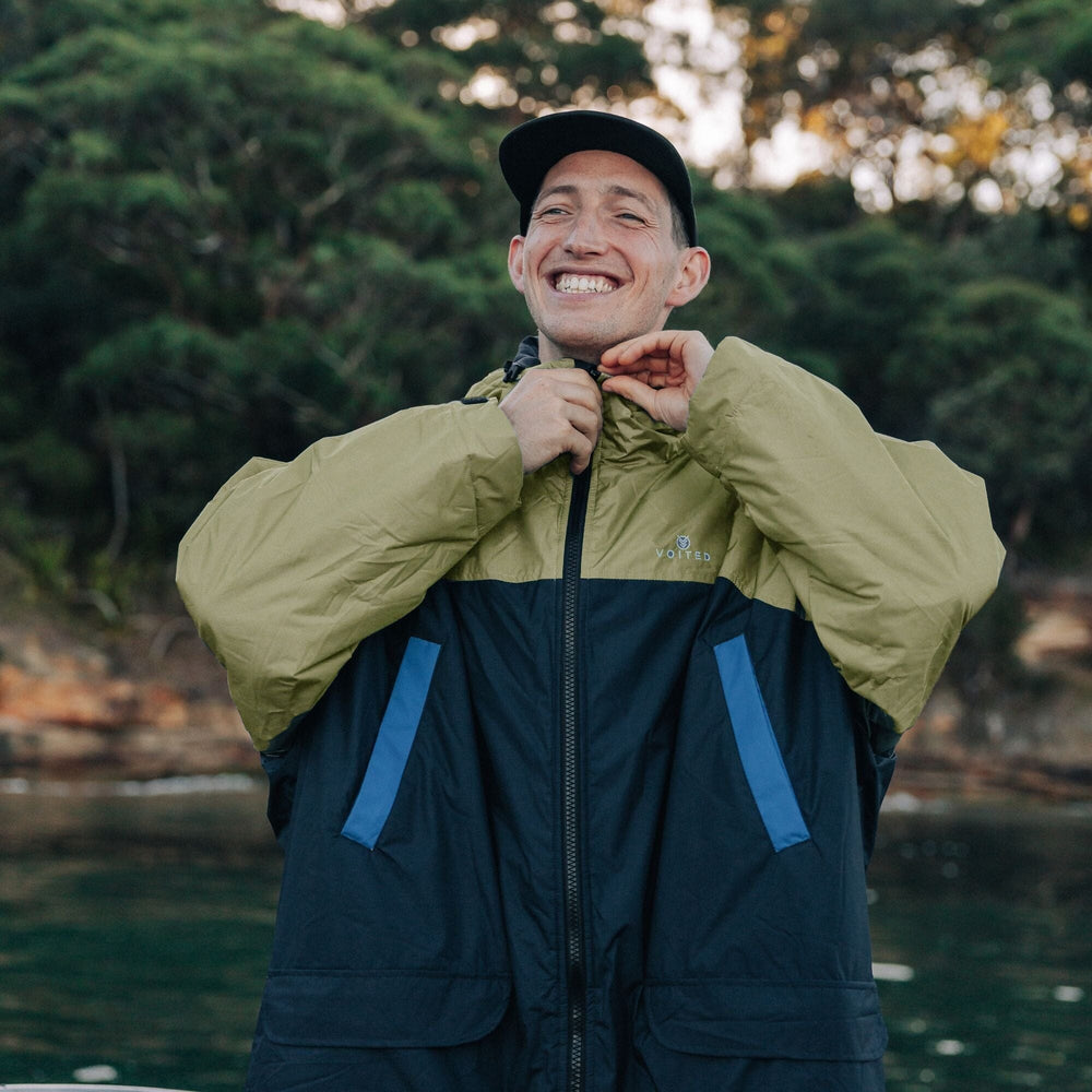 
VOITED 3e Édition Manteau de Changement Extérieur & Drycoat pour le Surf, le Camping, la Vie en Van & la Natation en Eau Libre - Bleu Océan/Olive
