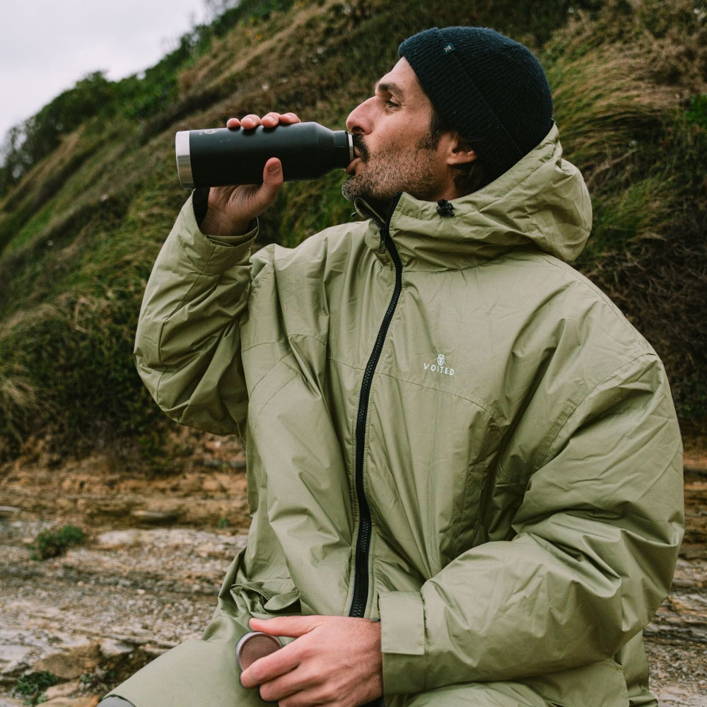 
VOITED 3e Édition Manteau de Changement Extérieur & Drycoat pour le Surf, le Camping, la Vie en Van & la Natation en Milieu Sauvage - Olive
