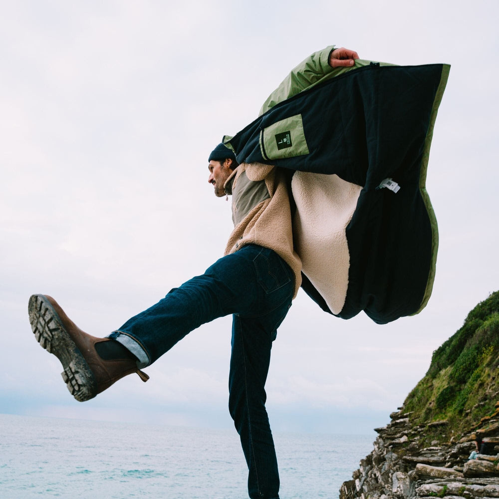 
VOITED 3e Édition Manteau de Changement Extérieur & Drycoat pour le Surf, le Camping, la Vie en Van & la Natation en Milieu Sauvage - Olive
